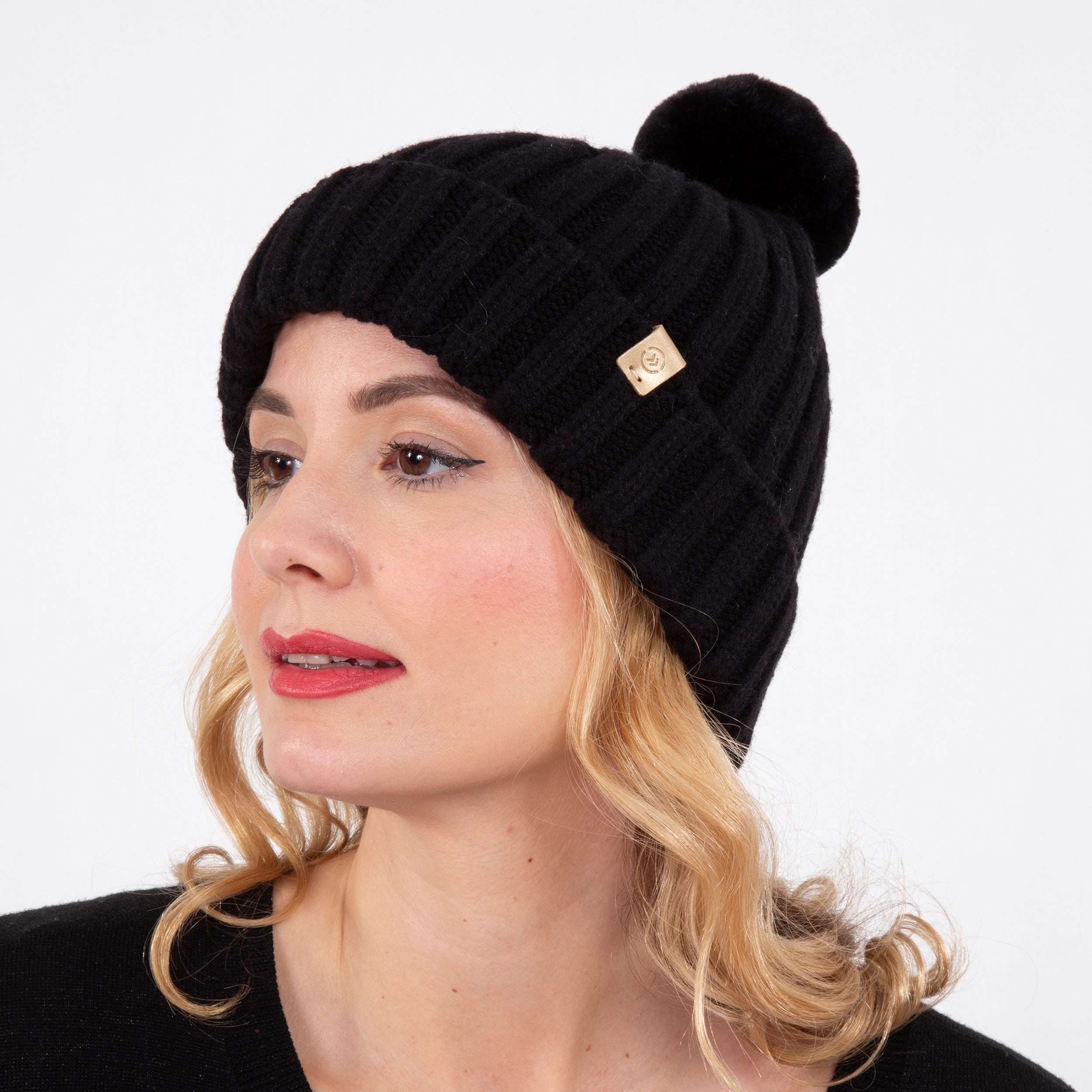 isotoner-bonnet-femme-pompon-torsades-noir-ultra-doux-taille-unique image 2