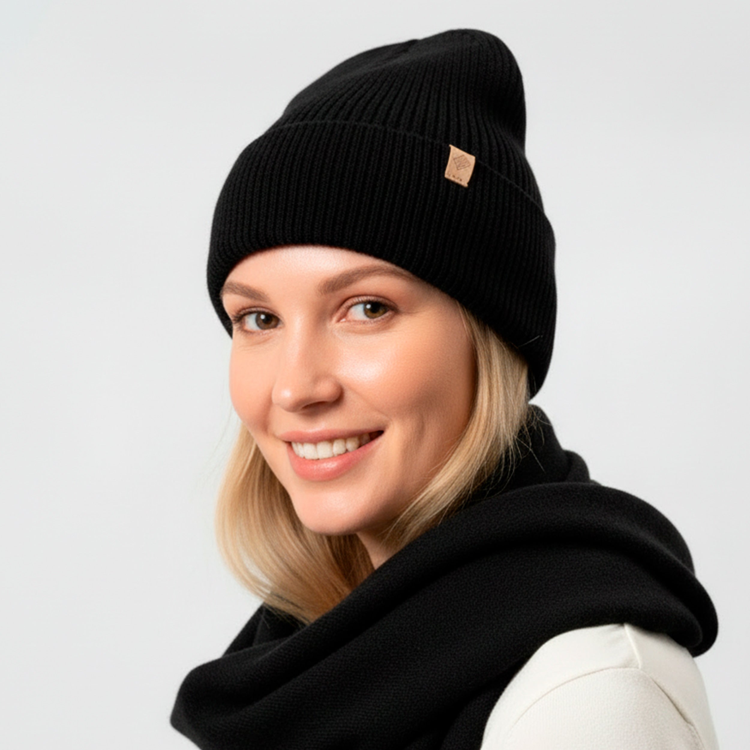 isotoner-bonnet-femme-maille-ultra-doux-noir image 2