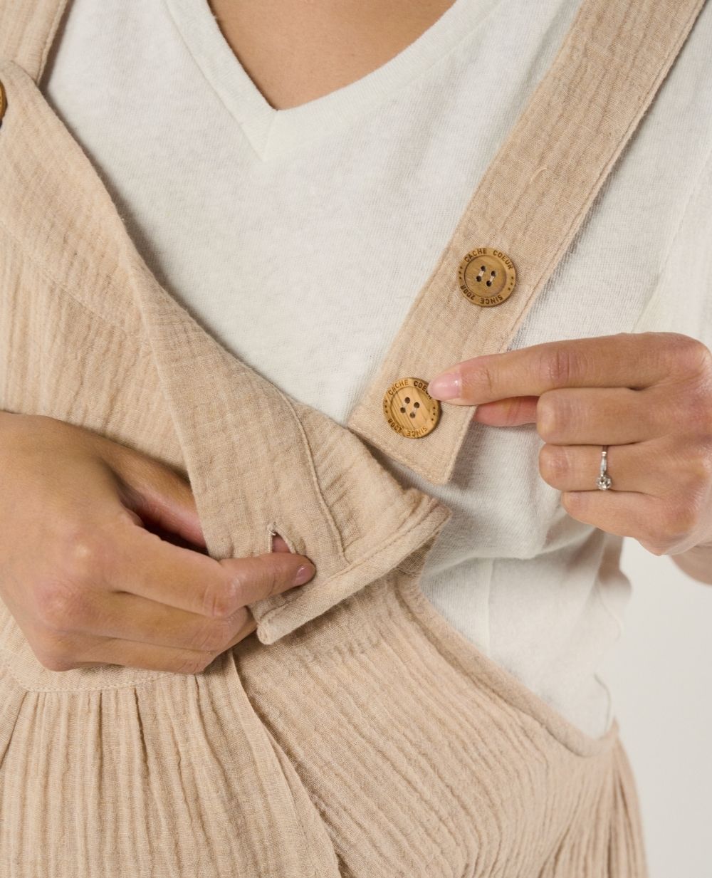 cache-c-ur-yael-salopette-de-maternit-coton-brod-beige image 7