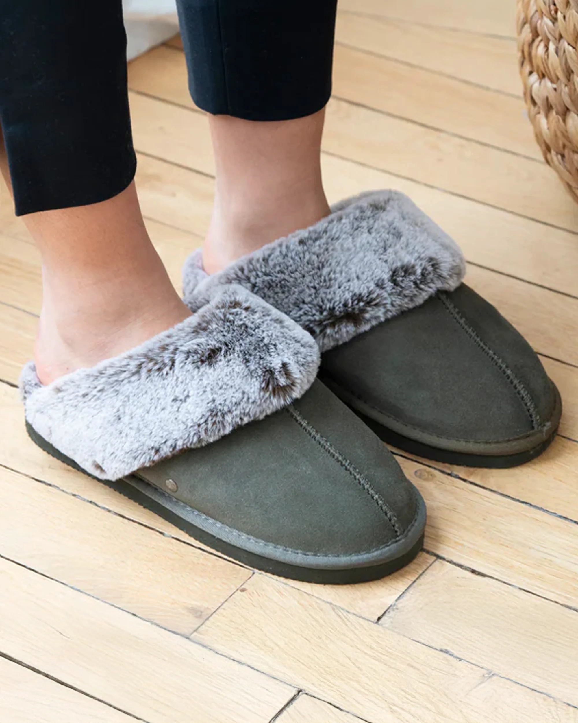 isotoner-chaussons-mules-en-cuir-femme-kaki image 2