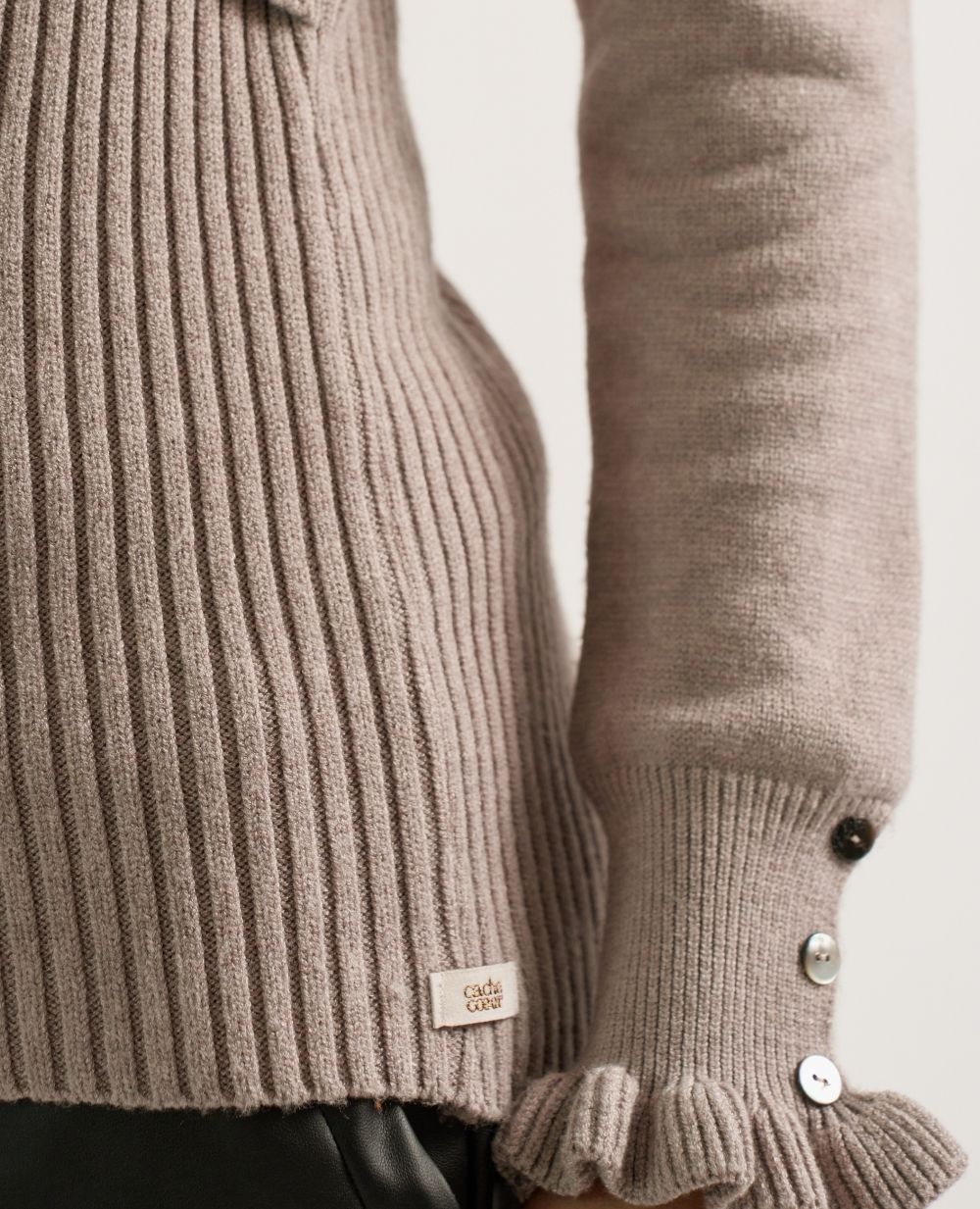 cache-c-ur-pull-de-grossesse-et-allaitement-doroth-e-taupe image 5