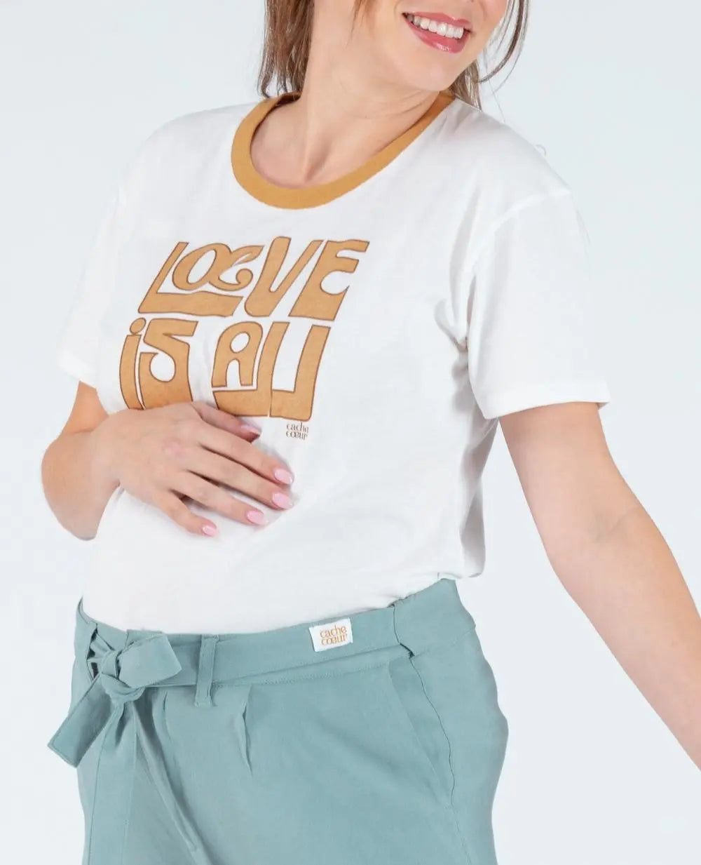 cache-c-ur-love-is-all-t-shirt-de-grossesse-coton-bio-ivoire image 1