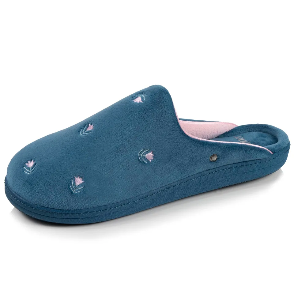 isotoner-chaussons-mules-femme-bleu-canard-fleurs image 1