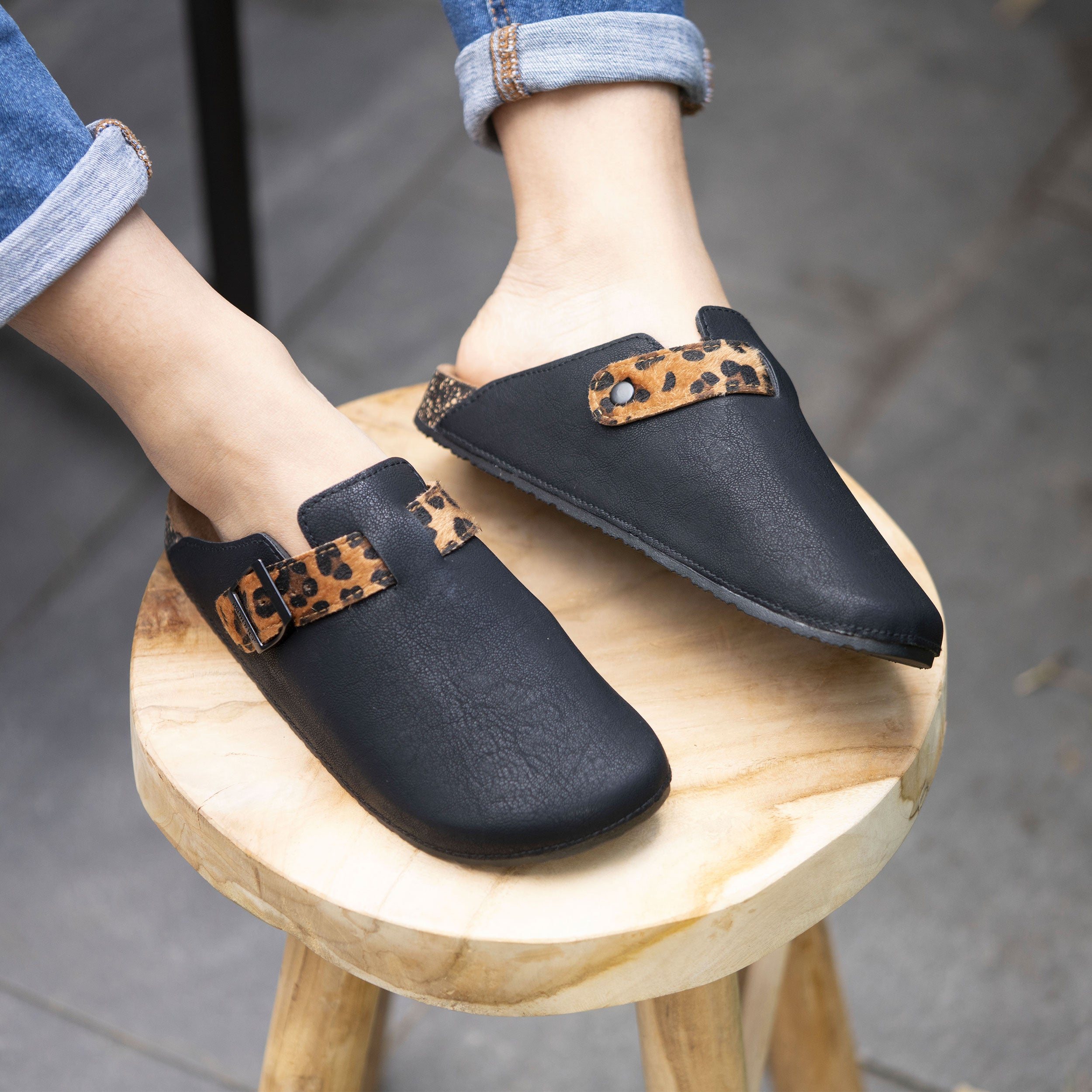 isotoner-mules-sabots-femme-noir-l-opard-everywear image 2