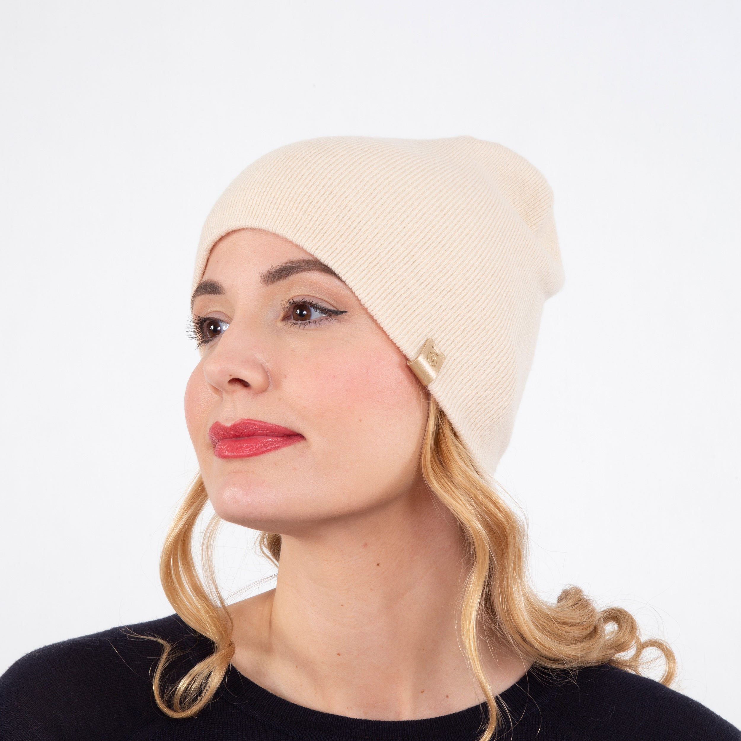 isotoner-bonnet-femme-ultra-doux-beige-cr-me-maille-soft-touch image 2