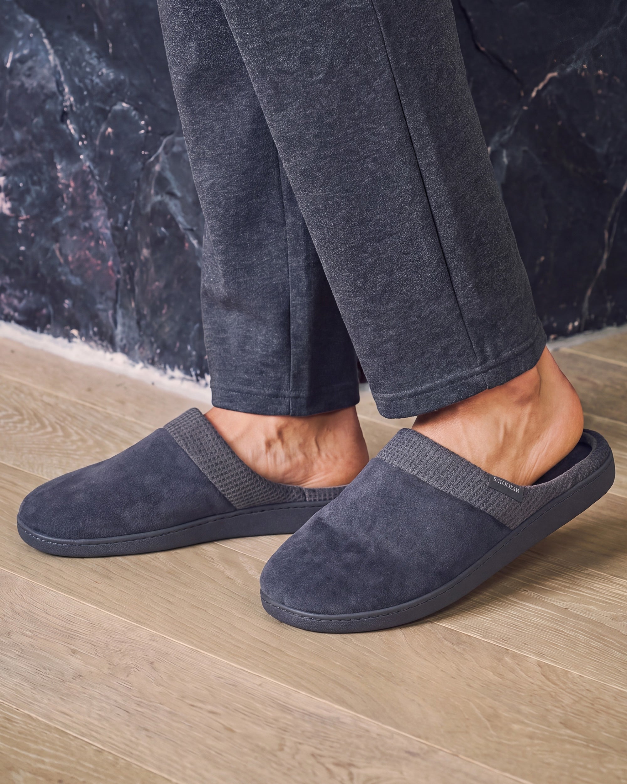 isotoner-chaussons-mules-homme-carr-s-gris-ergonomiques image 2